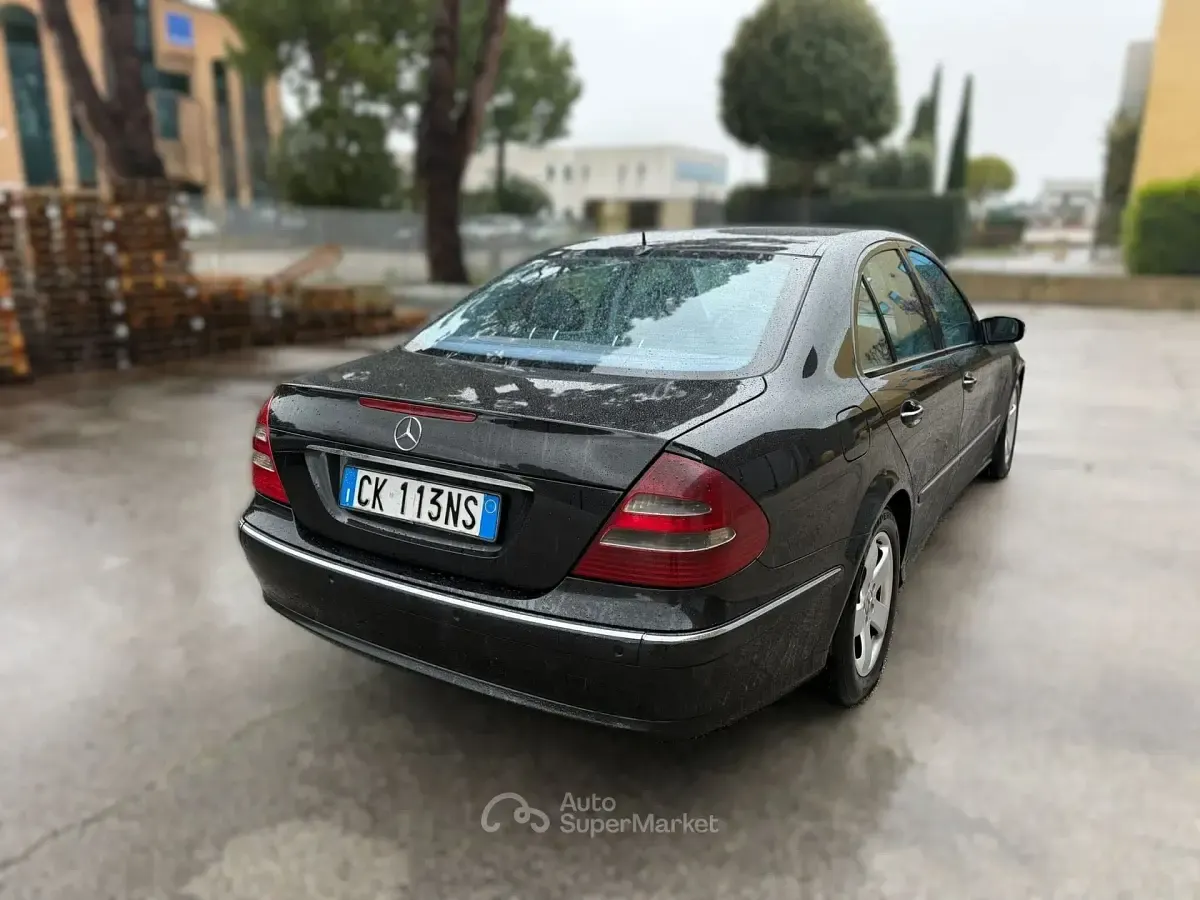 Usata Mercedes E220 140 CV (102 kW) 2004 Nero Berlina