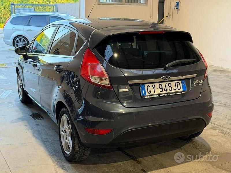 Usata Ford Fiesta Titanium 75 CV (55 kW) 2014 Blu Utilitaria