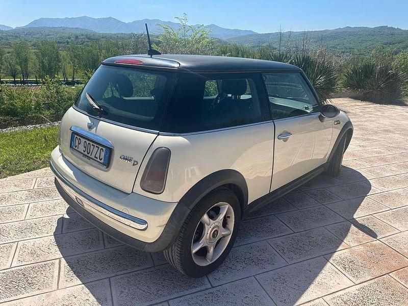Begagnad Mini One D 75 HK (55 kW) 2005 Halvkombi