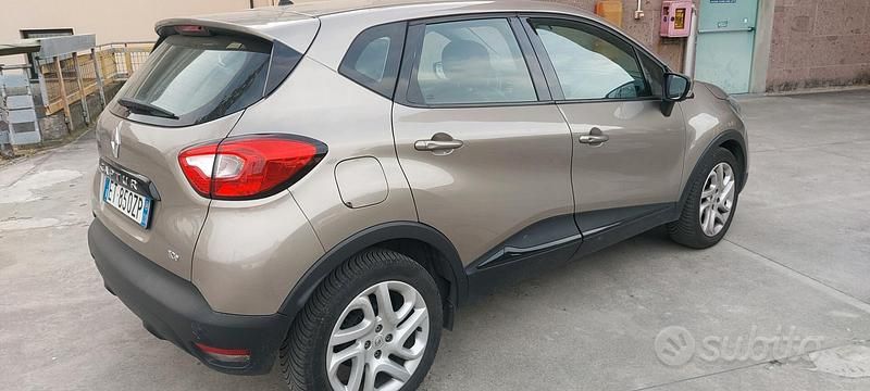 Käytetty Renault Captur 120 HP (88 kW) 2014 Harmaa Katumaasturi