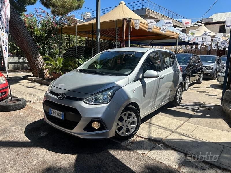 Grigio Usata 2015 Hyundai i10 Edition Due volumi | 7499 € (Buon prezzo) - Immagine 1/4