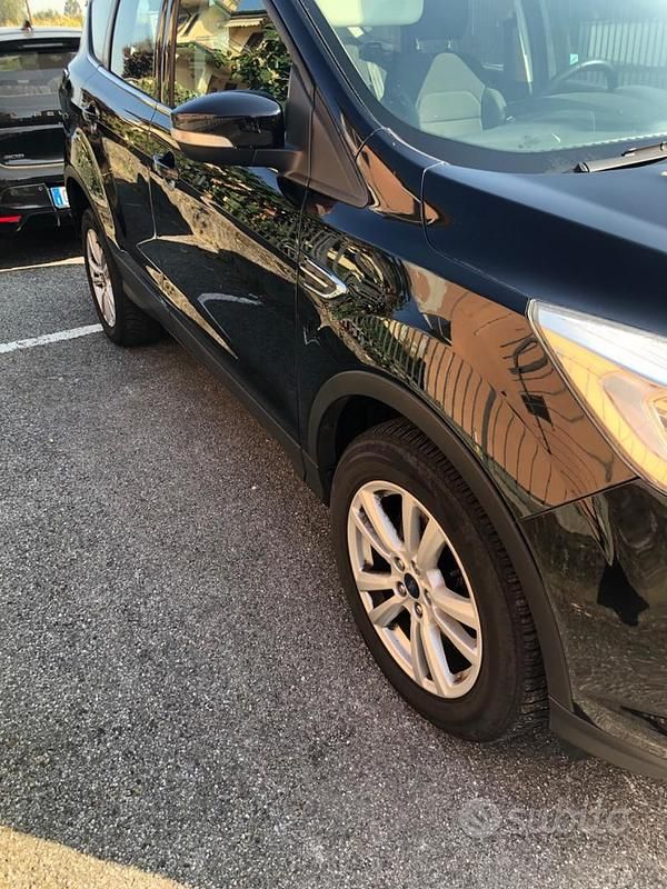 Gebraucht Ford Kuga 120 PS (88 kW) 2019 Schwarz SUV