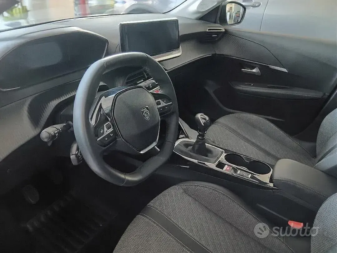 Usata Peugeot 208 Allure 100 CV (73 kW) 2025 Grigio Utilitaria