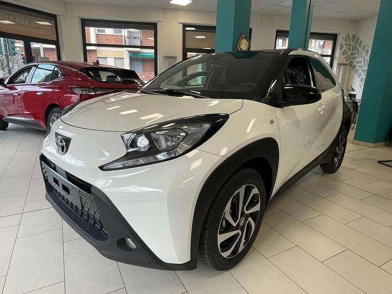 Nuova Toyota Aygo X Trend 72 CV (52 kW) 2025 Super white & black SUV