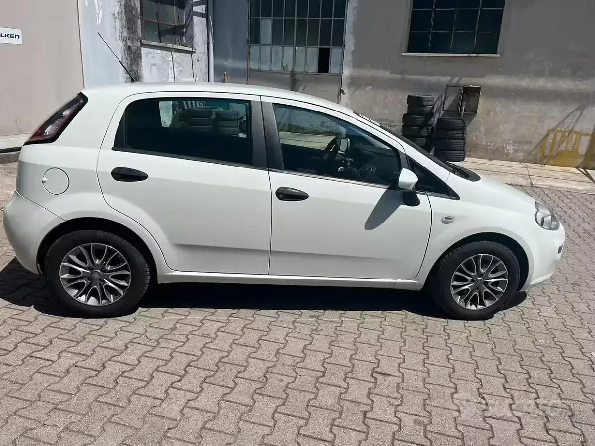 Usata Fiat Grande Punto 77 CV (56 kW) 2012 Bianco Utilitaria