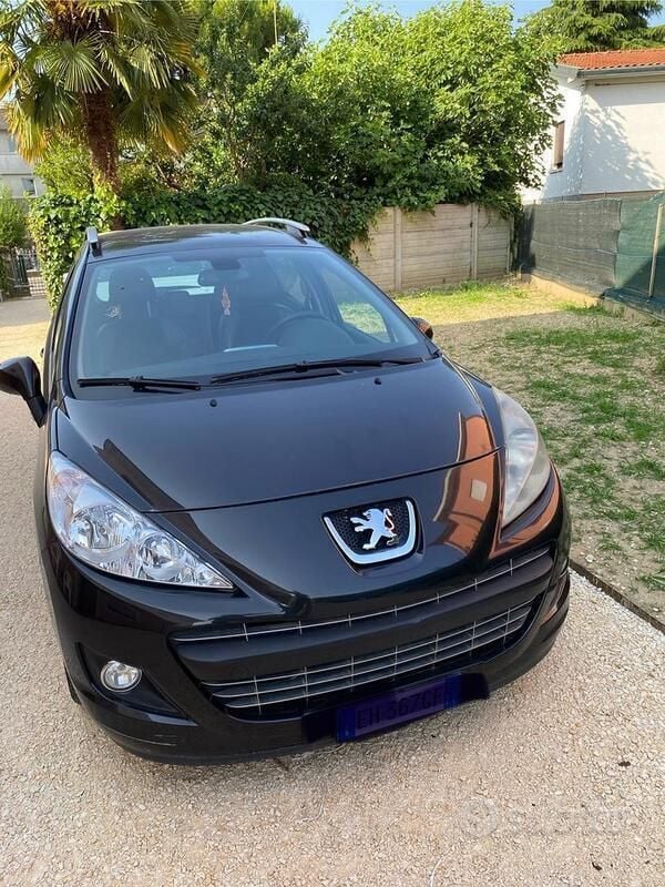 Gebraucht Peugeot 207 90 PS (66 kW) 2011 Schwarz Kombi