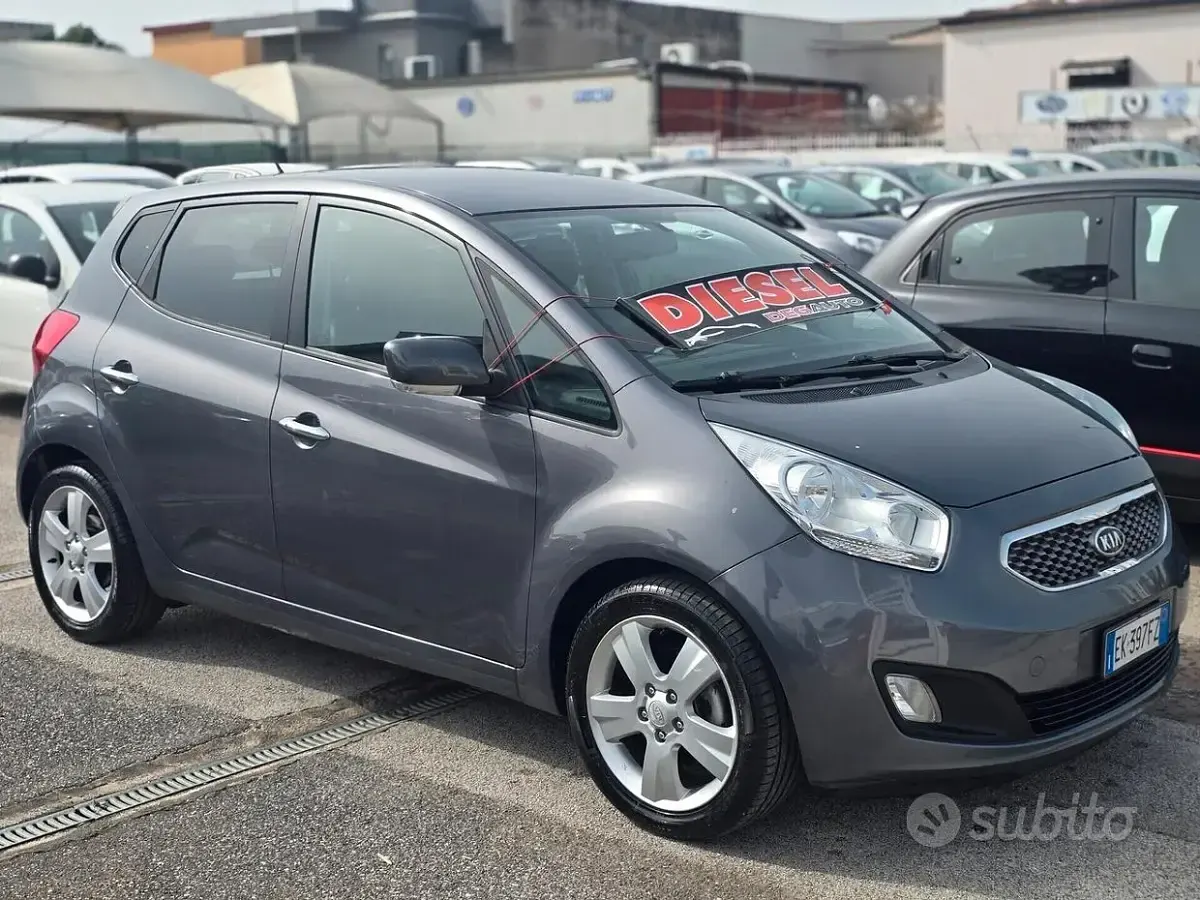 Usado Kia Venga EX 90 CV (66 kW) 2012 Gris Utilitario