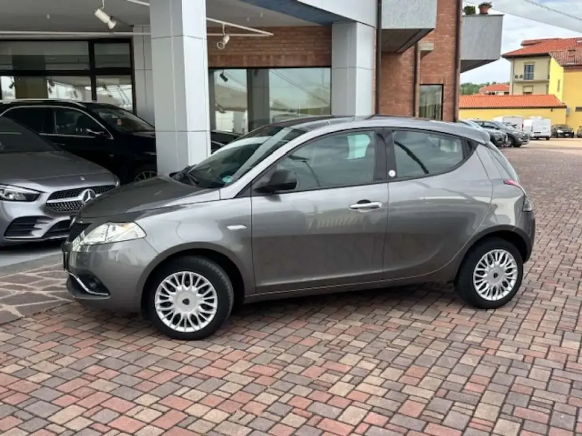 Usata Lancia Ypsilon Gold 69 CV (50 kW) 2017 Grigio scuro Utilitaria