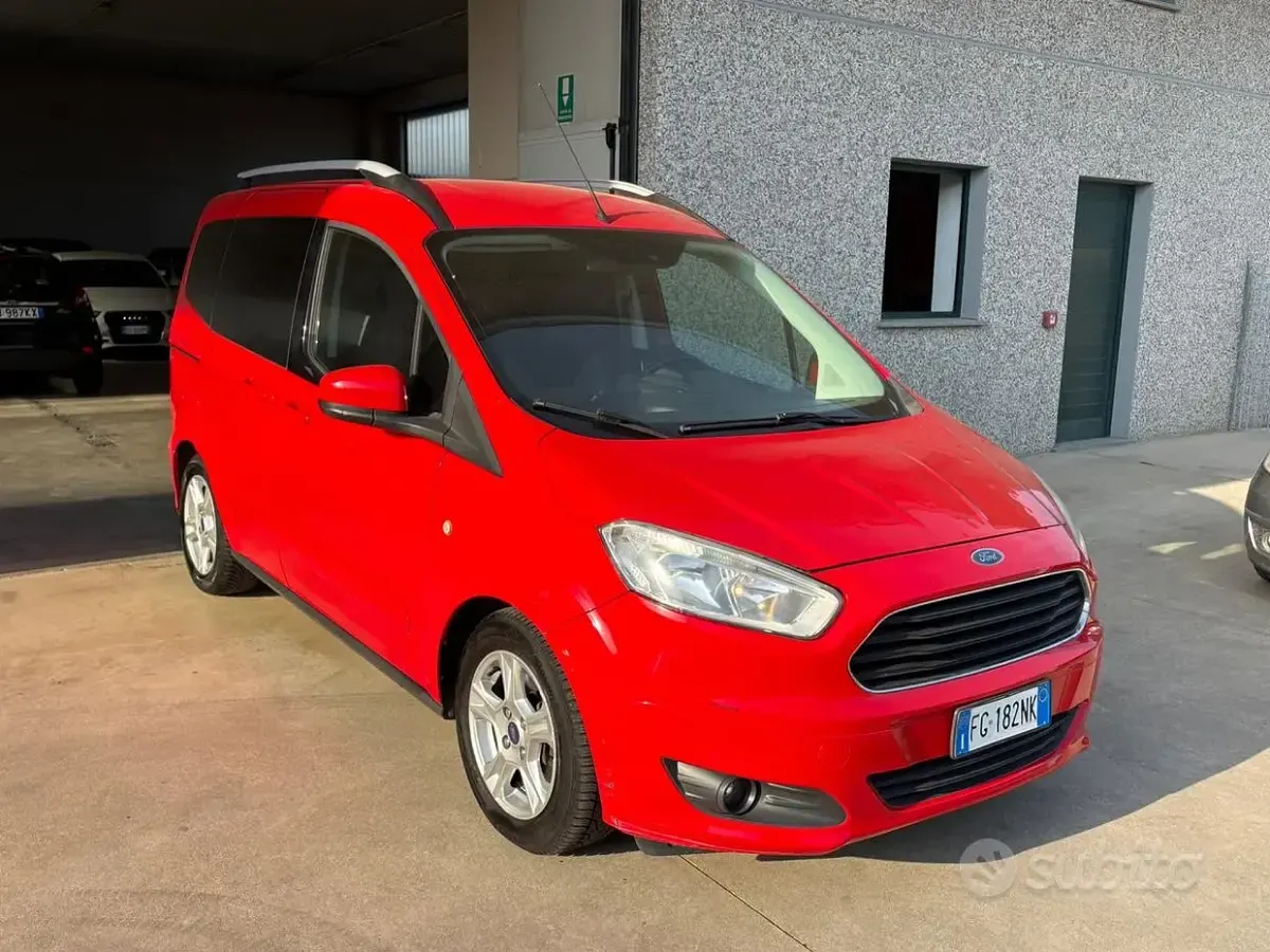 Usata Ford Tourneo Courier Titanium 75 CV (55 kW) 2016 Rosso Monovolume