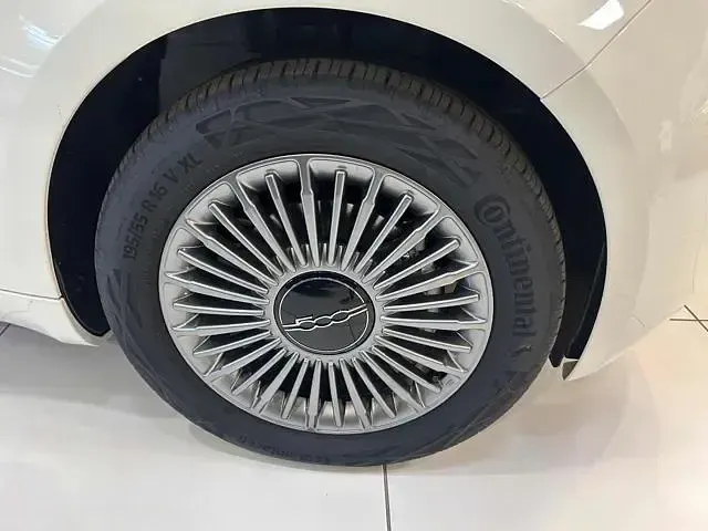 Używany Fiat 500e 42 kW (58 KM) 2023 Biały Sedan/Limuzyna