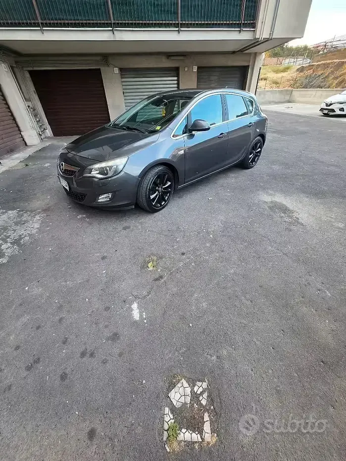 Usata Opel Astra Cosmo 160 CV (117 kW) 2011 Grigio Berlina