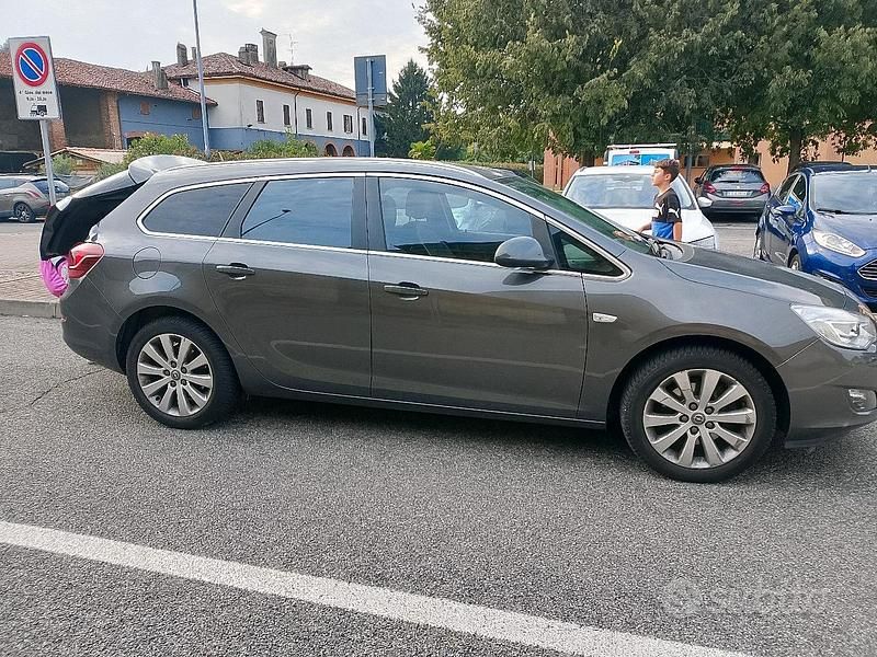 Usata Opel Astra 110 CV (80 kW) 2010 Marrone Station wagon