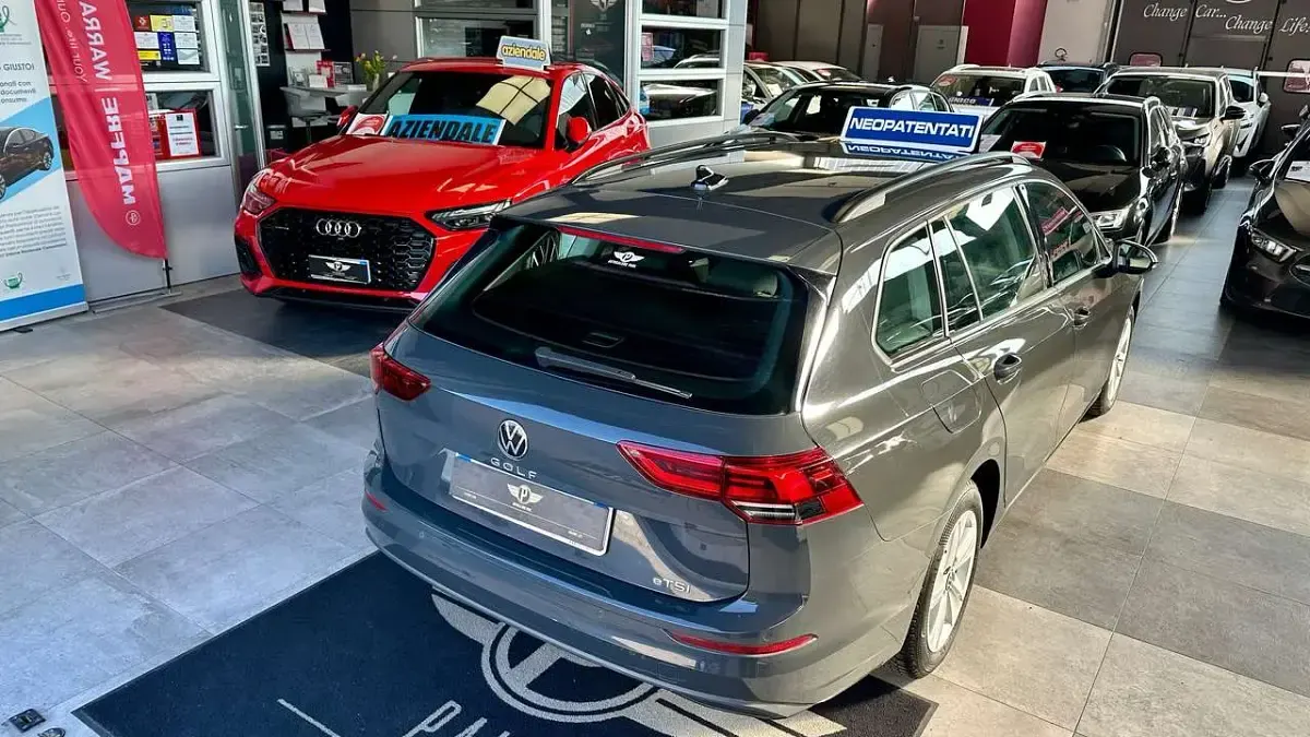 Usata VW Golf VIII Life 131 CV (96 kW) 2021 Grigio urano pastello Station wagon