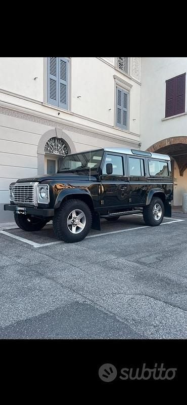 Nero Usata 2015 Land Rover Defender SE SUV | 58.000 € (Buon prezzo) - Immagine 1/4