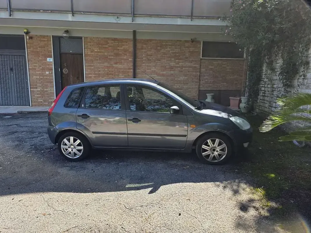 Usata Ford Fiesta Ghia 75 CV (55 kW) 2005 Utilitaria