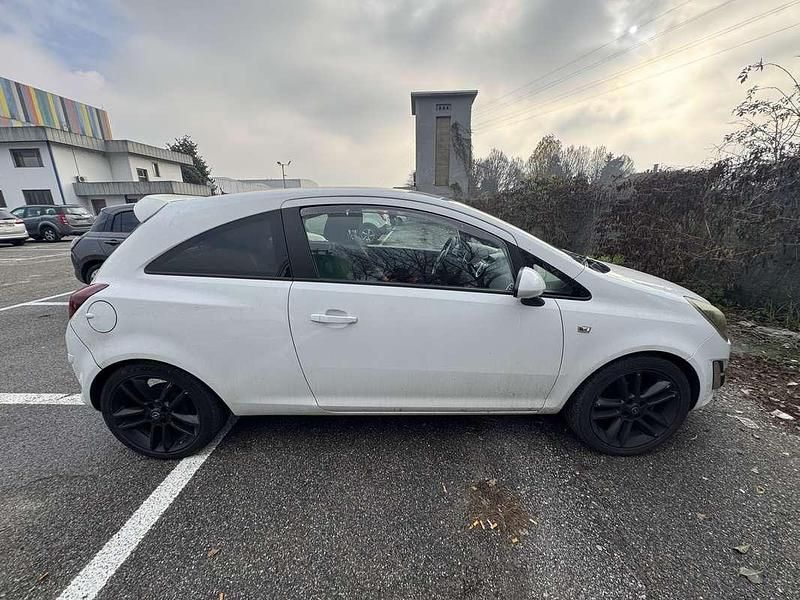 Usata Opel Corsa 86 CV (63 kW) 2011 Berlina