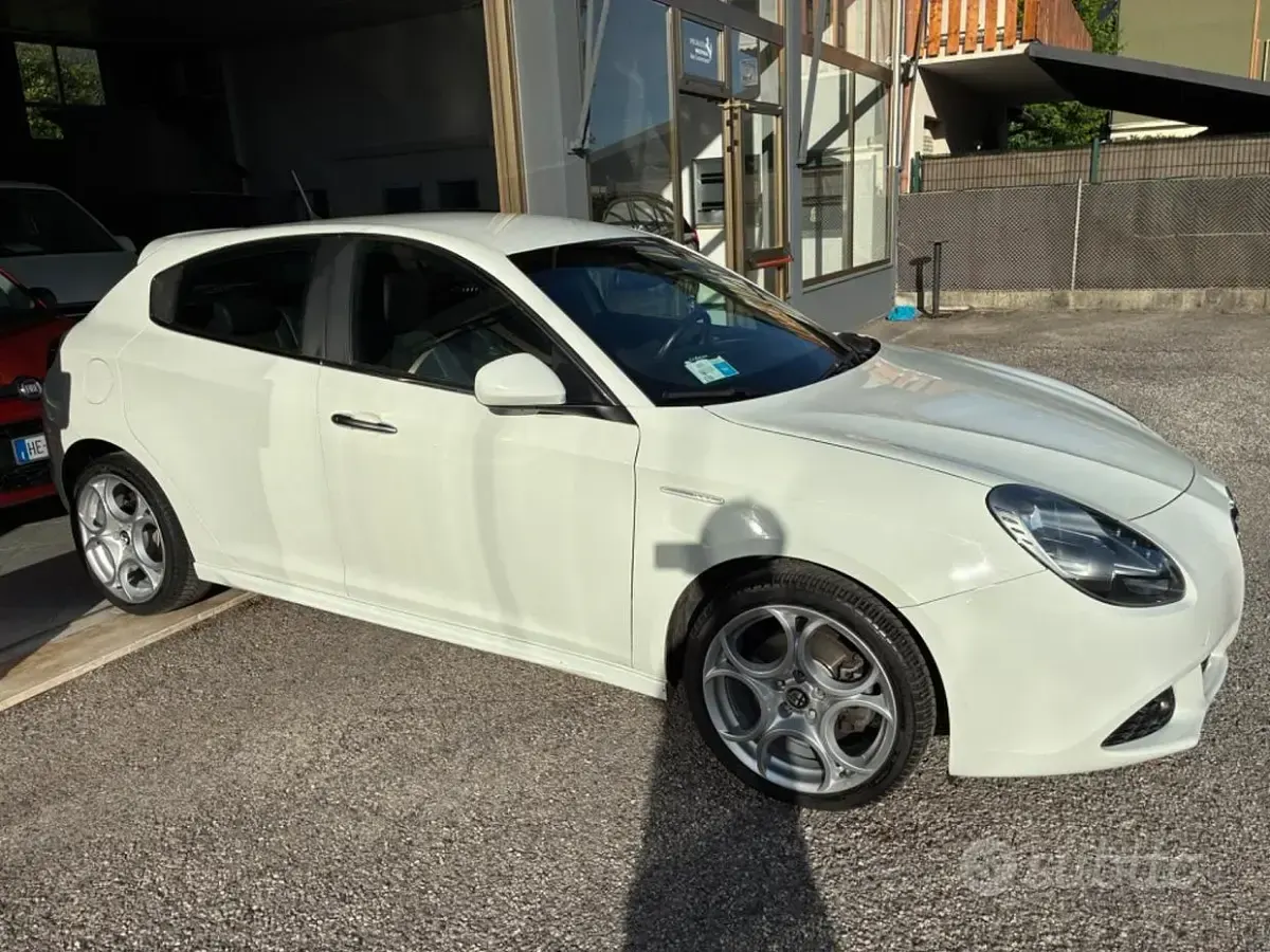Usata Alfa Romeo Giulietta Distinctive 170 CV (125 kW) 2010 Bianco Utilitaria