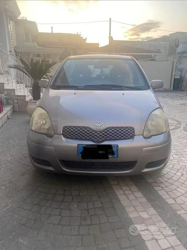 Usata Toyota Yaris 75 CV (55 kW) 2003 Grigio Berlina