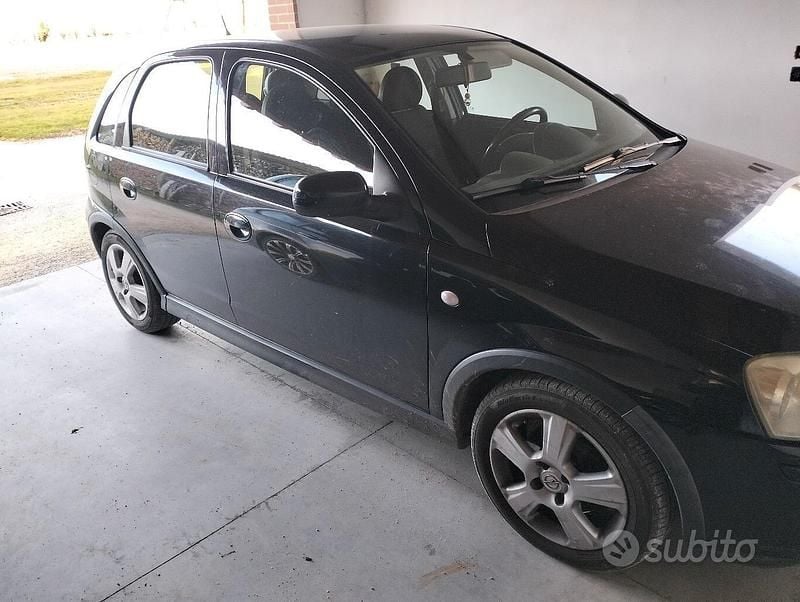 Usata Opel Corsa 75 CV (55 kW) 2005 Nero Utilitaria