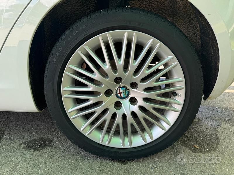 Usata Alfa Romeo Giulietta 105 CV (77 kW) 2014 Bianco Utilitaria