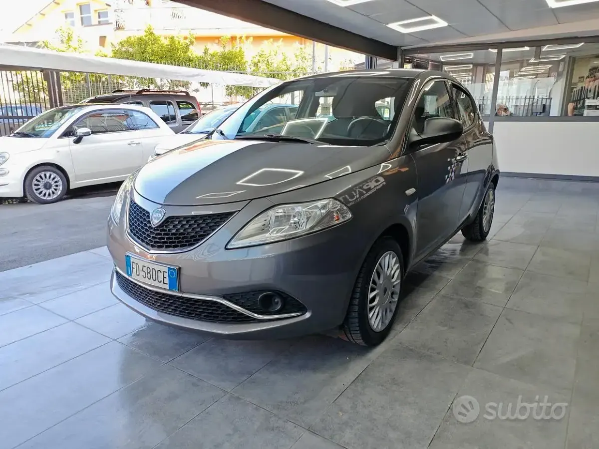 Usata Lancia Ypsilon Gold 69 CV (50 kW) 2016 Grigio Utilitaria
