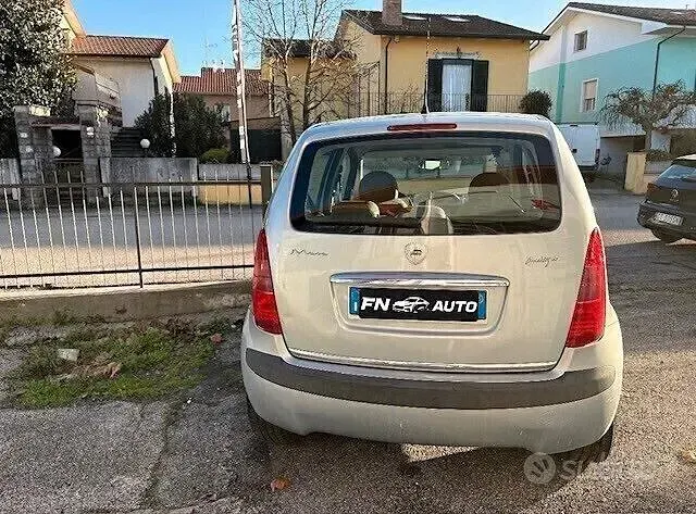 Begagnad Lancia Musa 69 HK (50 kW) 2005 Grå Minibuss
