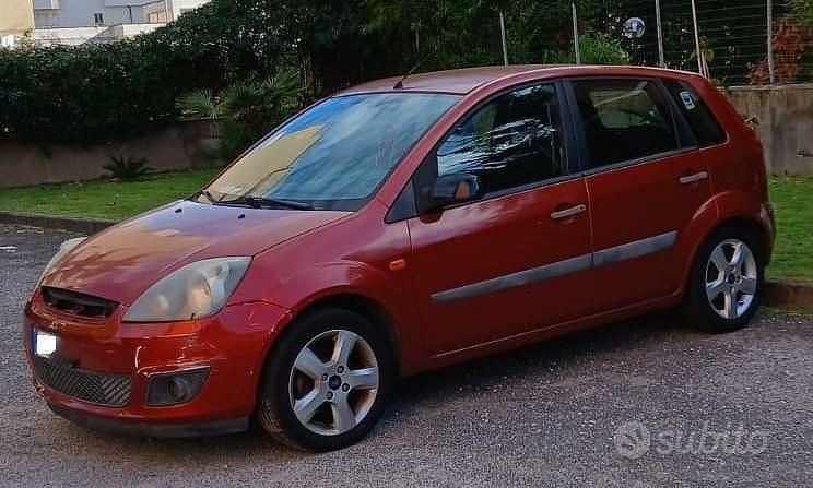 Usata 2006 Ford Fiesta Tre volumi | 700 € (Super prezzo) - Immagine 1/4