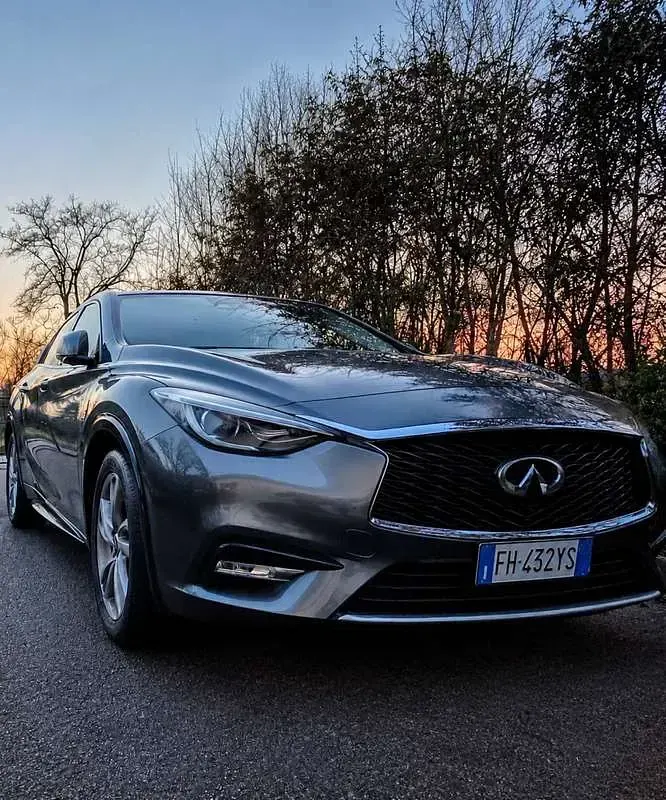 Usata Infiniti Q30 Premium 170 CV (125 kW) 2017 Argento Berlina