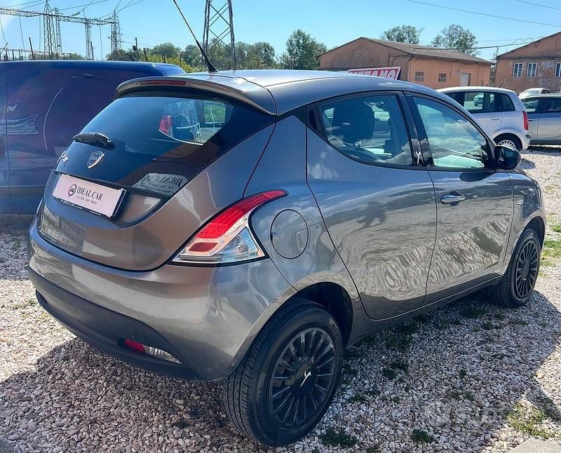 Begagnad Lancia Ypsilon 85 HK (62 kW) 2014 Grå Halvkombi
