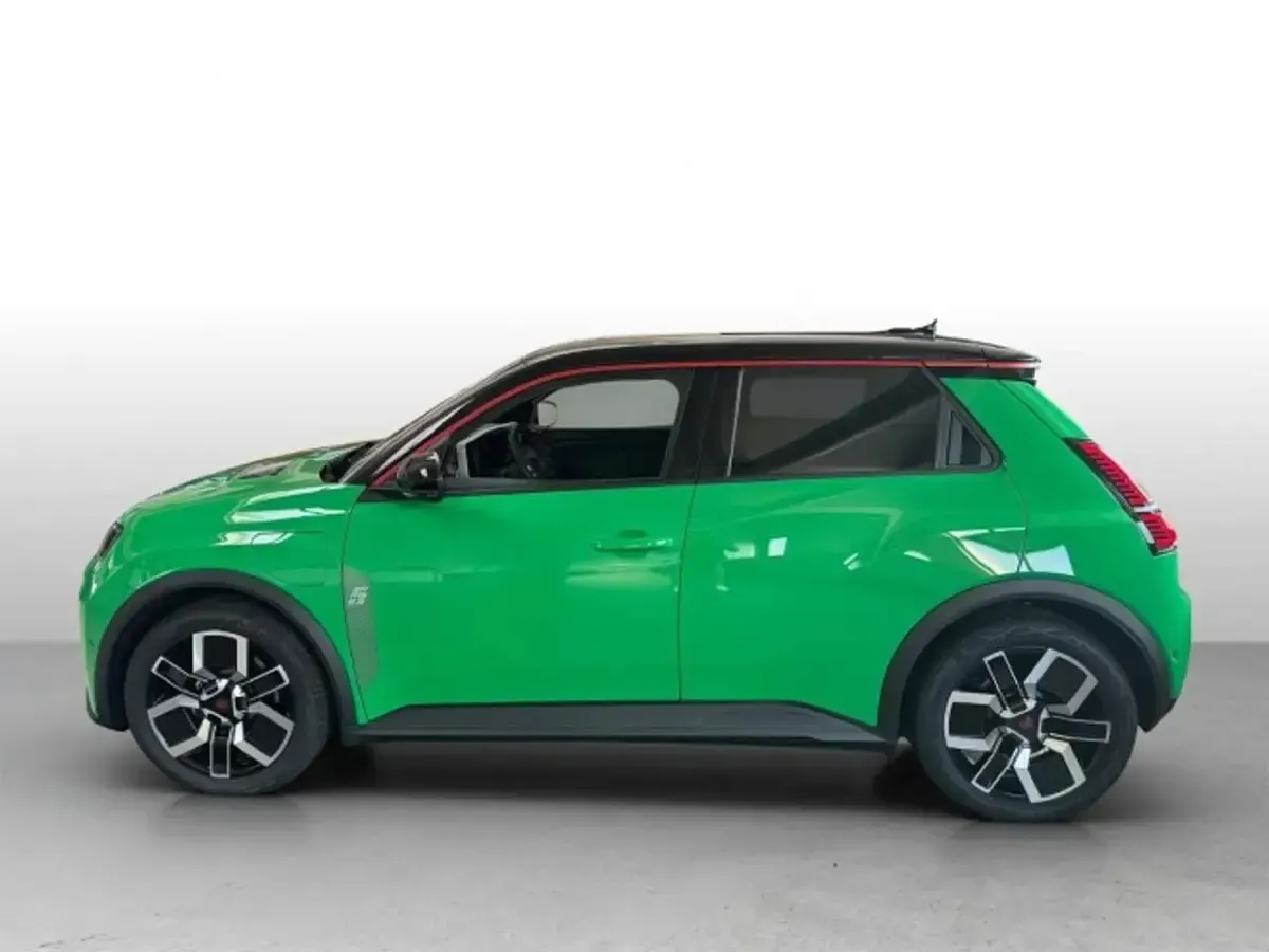 Usata Renault 5 E-Tech Komfort 77 kW (106 CV) 2025 Bestyle verde pop  verde pop Berlina