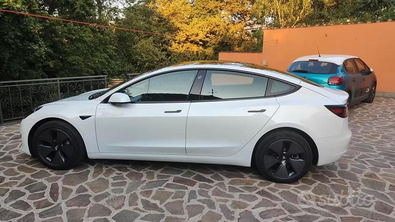 Usata Tesla Model 3 Standard Range 235 kW (320 CV) 2023 Bianco Berlina