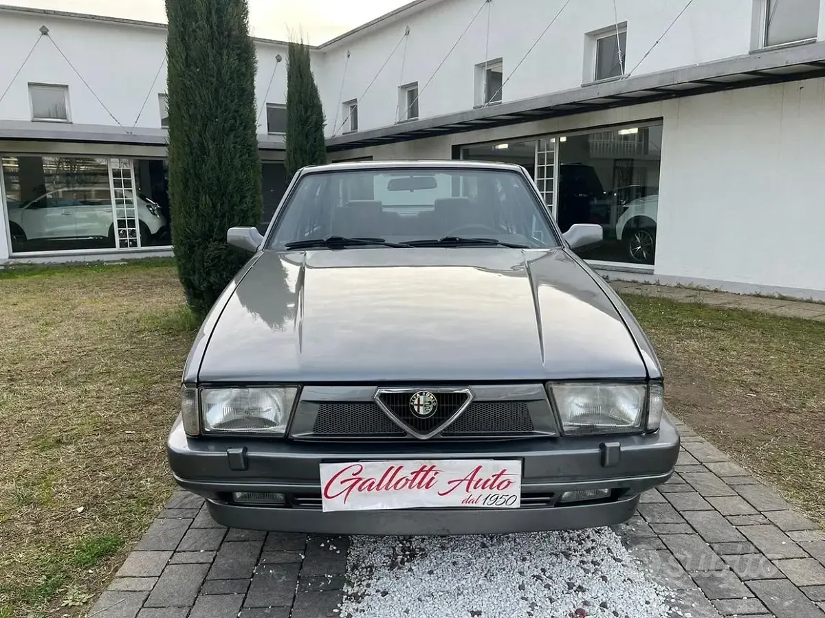 Usata Alfa Romeo 75 148 CV (108 kW) 1989 Grigio Berlina