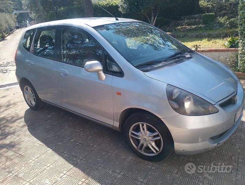 Usata Honda Jazz 78 CV (57 kW) 2002 Grigio Utilitaria