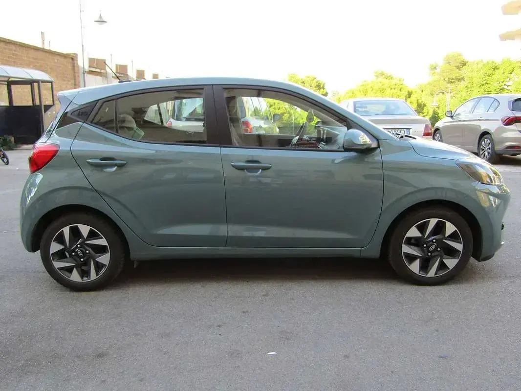 Usata Hyundai i10 65 CV (47 kW) 2023 Verde Utilitaria