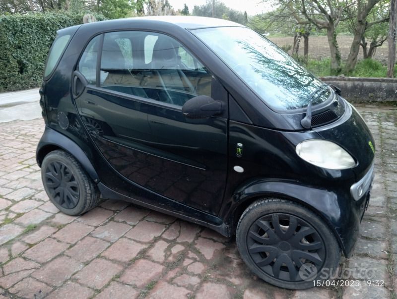 Usata Smart ForTwo Coupé 61 CV (44 kW) 2002 Nero Utilitaria
