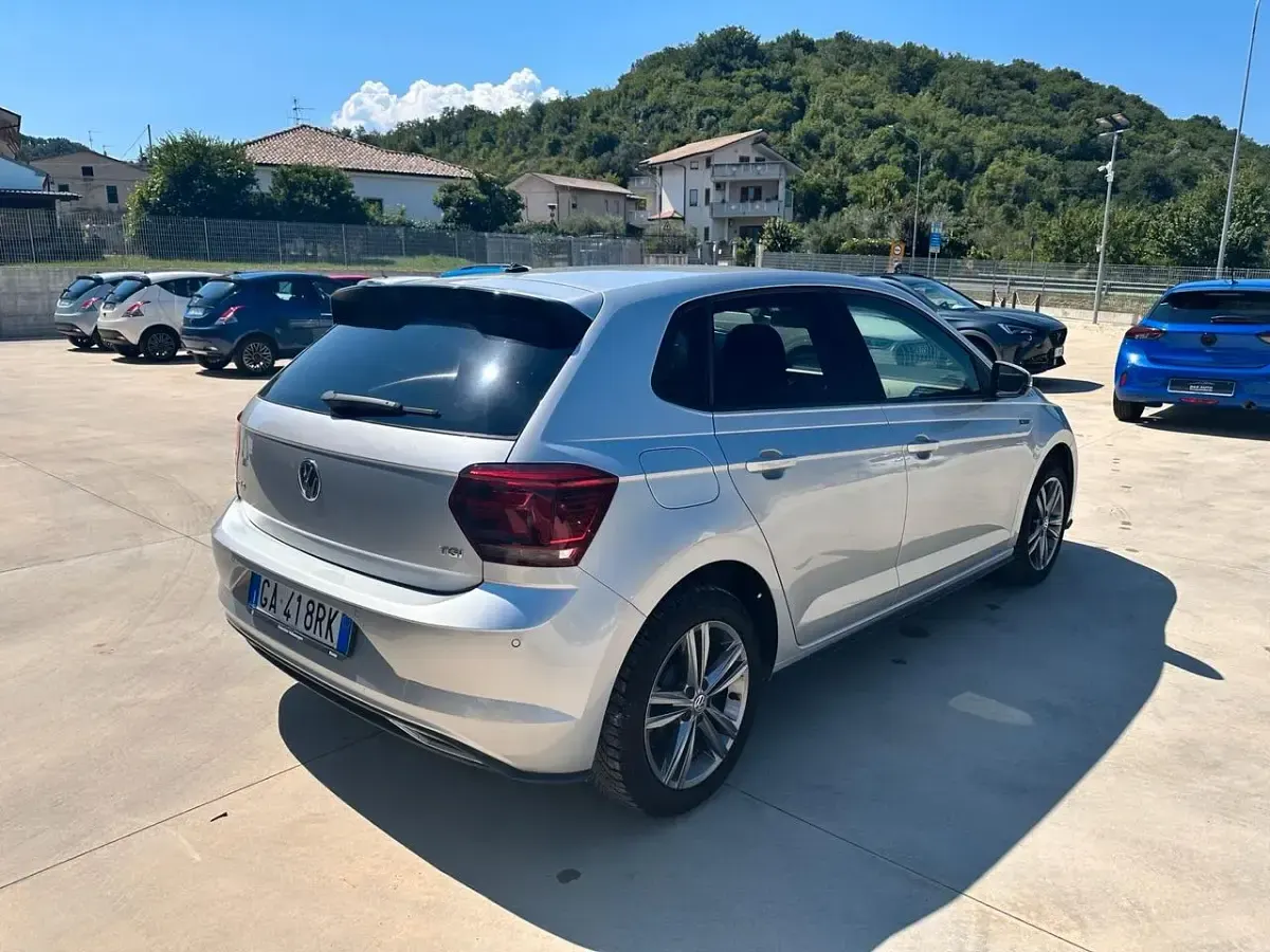 Usata VW Polo R-line 90 CV (66 kW) 2020 Argento Utilitaria