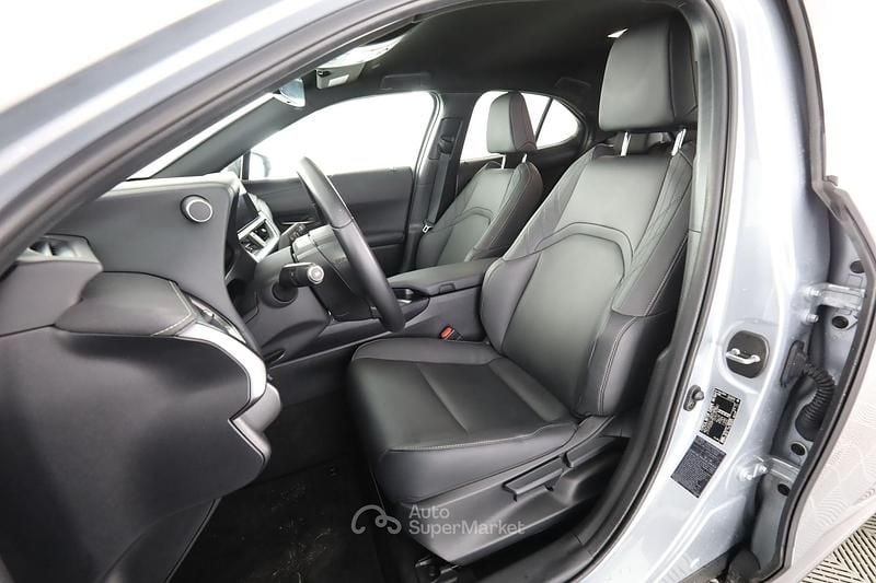 Usata Lexus UX 184 CV (135 kW) 2024 Gray SUV