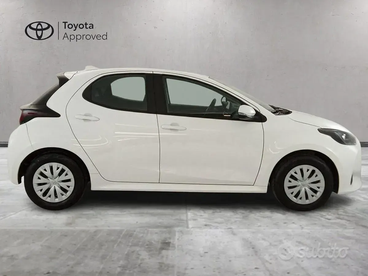 Usata Toyota Yaris Hybrid Active 92 CV (67 kW) 2025 Bianco Berlina