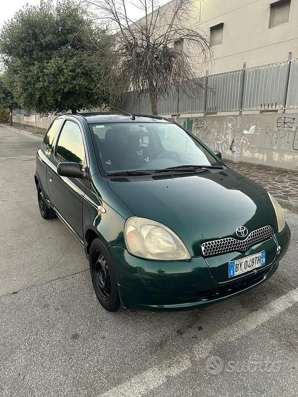 Verde Usata 2002 Toyota Yaris Due volumi | 1200 € (Buon prezzo) - Immagine 1/4
