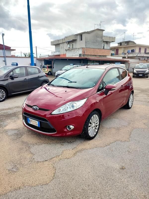 Rosso Usata 2009 Ford Fiesta Titanium Due volumi | 3800 € (Buon prezzo) - Immagine 1/4