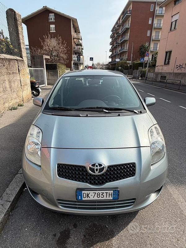 Usata Toyota Yaris Sol 69 CV (50 kW) 2007 Grigio Utilitaria