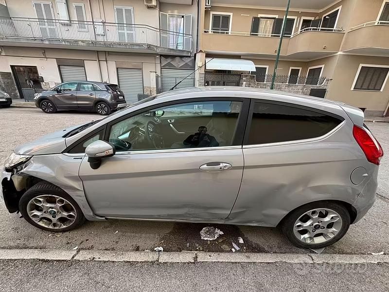 Usata Ford Fiesta 97 CV (71 kW) 2012 Grigio Utilitaria