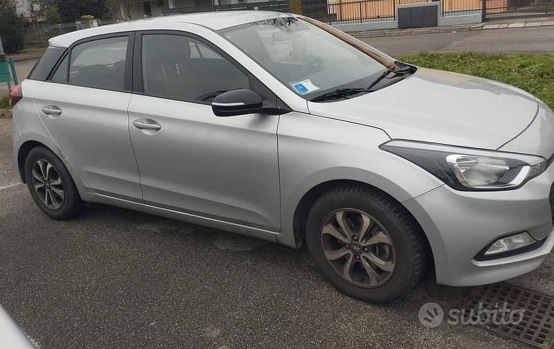 Usata Hyundai i20 Classic 75 CV (55 kW) 2018 Grigio Berlina