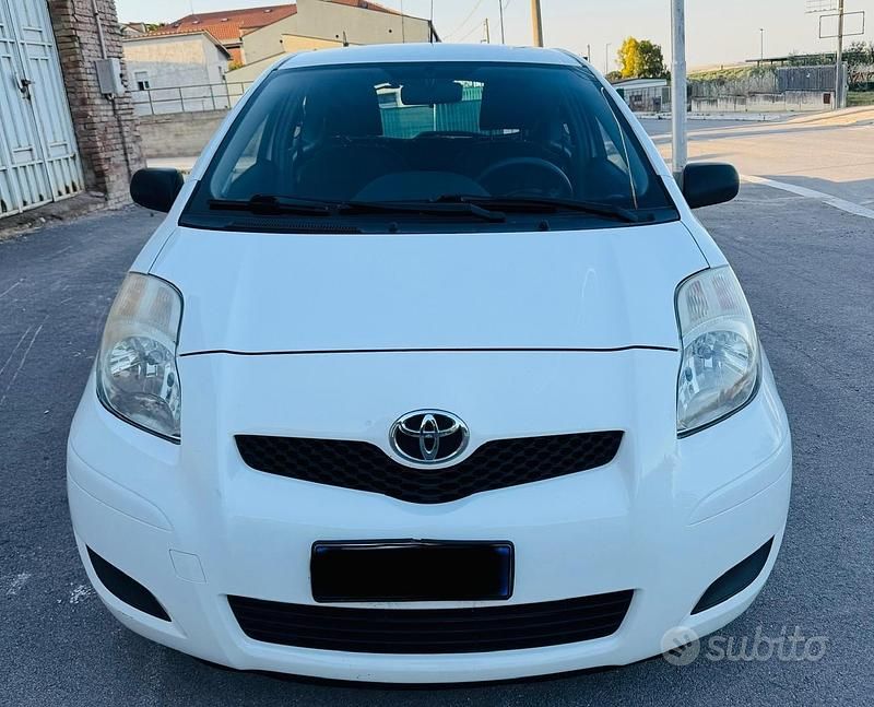Usata Toyota Yaris 69 CV (50 kW) 2010 Bianco Utilitaria