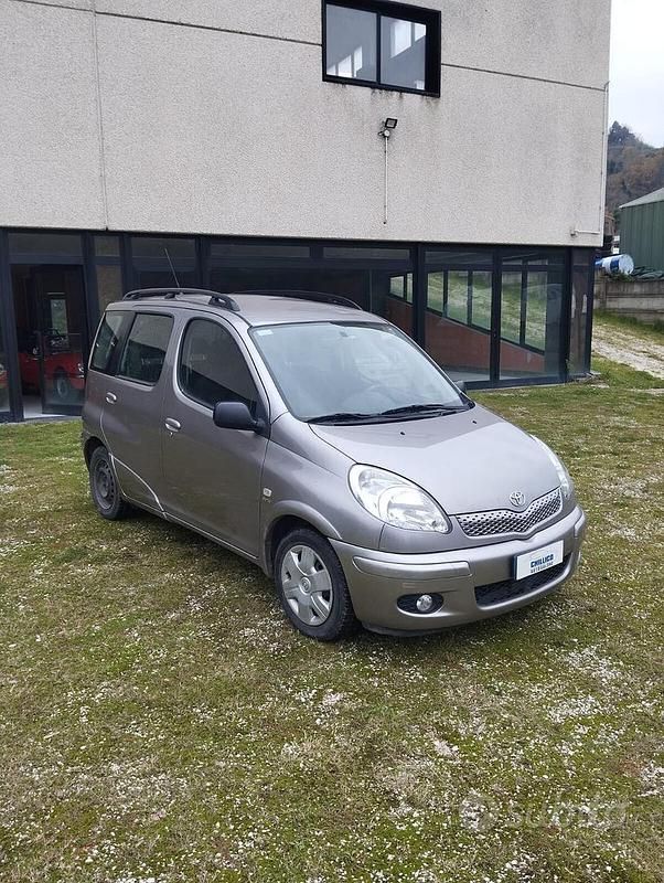 Usata Toyota Yaris Verso Sol 84 CV (61 kW) 2003 Grigio Monovolume