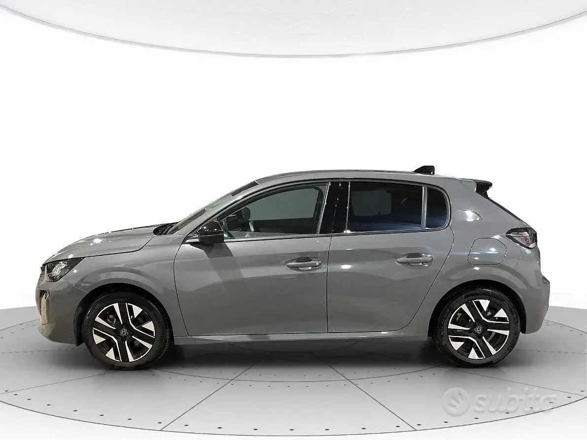 Usata Peugeot 208 Allure 101 CV (74 kW) 2025 Grigio Utilitaria
