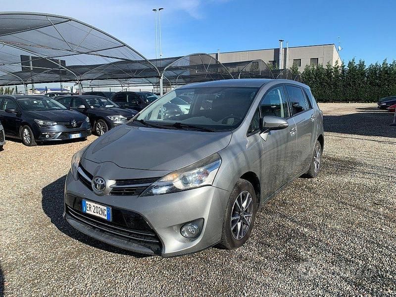 Grigio Usata 2013 Toyota Verso Active Monovolume | 8900 € (Buon prezzo) - Immagine 1/4