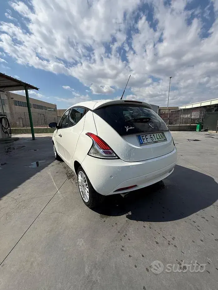 Usata Lancia Ypsilon 95 CV (69 kW) 2016 Bianco Utilitaria