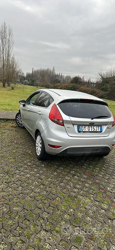 Usata Ford Fiesta 68 CV (50 kW) 2009 Grigio Berlina