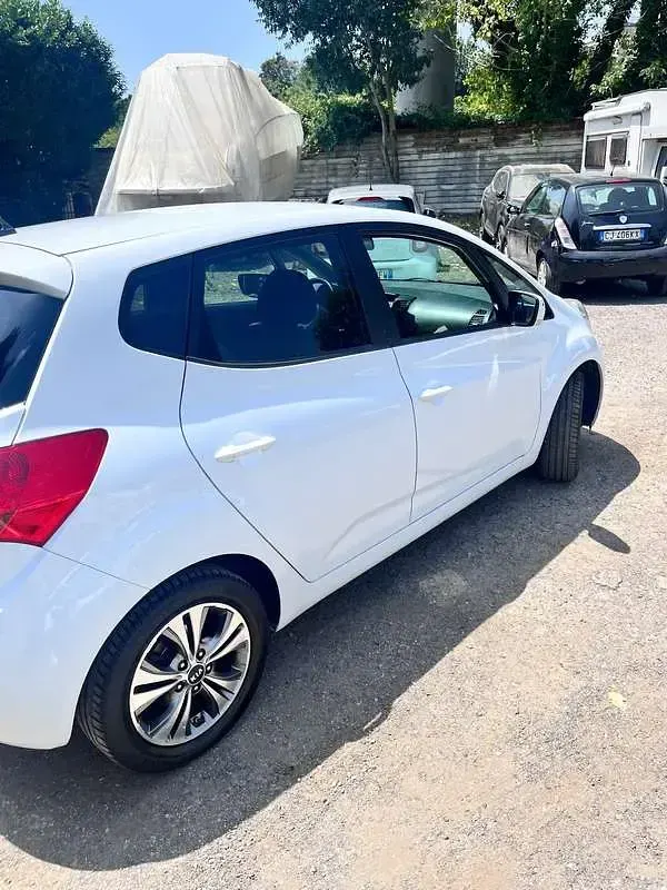 Usata Kia Venga Active 90 CV (66 kW) 2015 Bianco Utilitaria